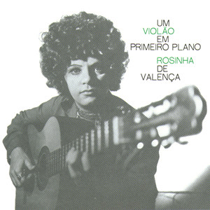 Um violão em primeiro plano by Rosinha de Valença (Album, MPB